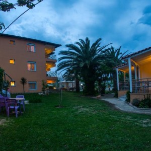 Вила Tsitsirikos - Торони 